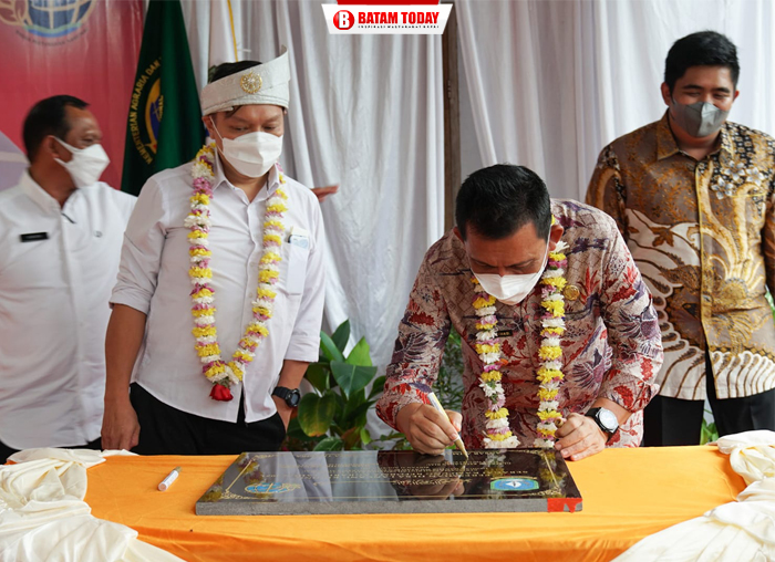 Gubernur Kepri, H. Ansar Ahmad saat menandatangani prasasti peresmian